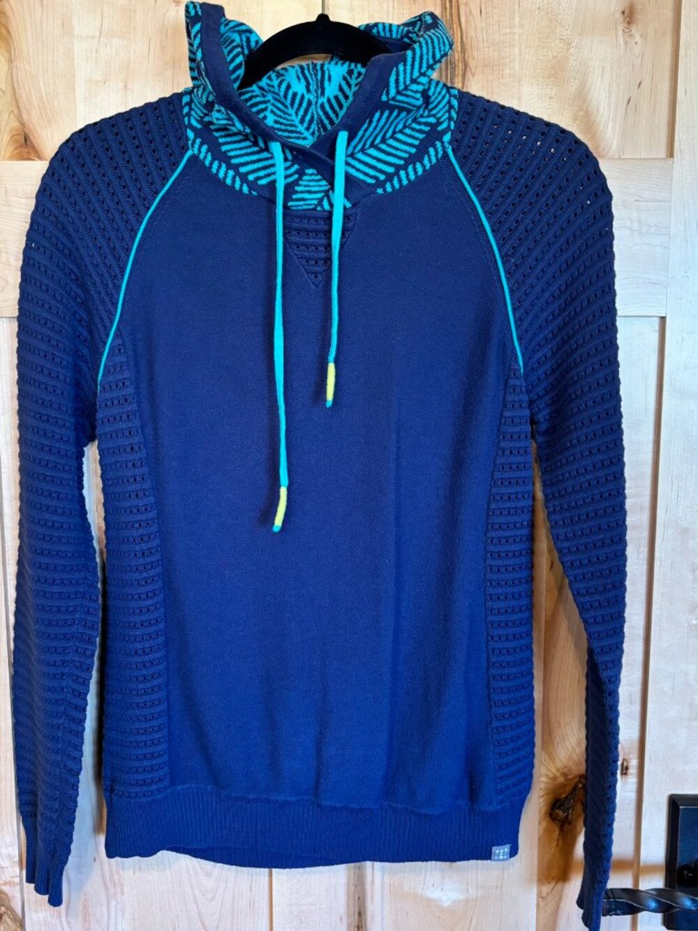Title Nine T9 Dekker Pullover Sweater M Blue with Turquoise Design Accents Hood